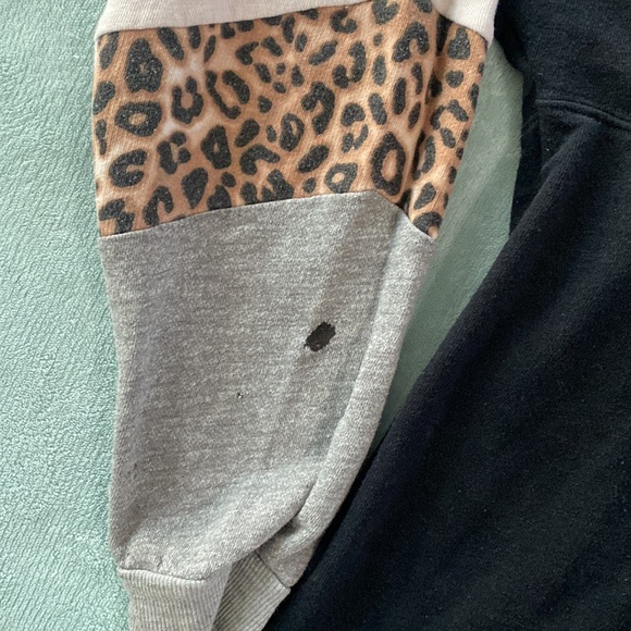 Victoria’s Secret PINK leopard sweatshirt size medium - Picture 3 of 6